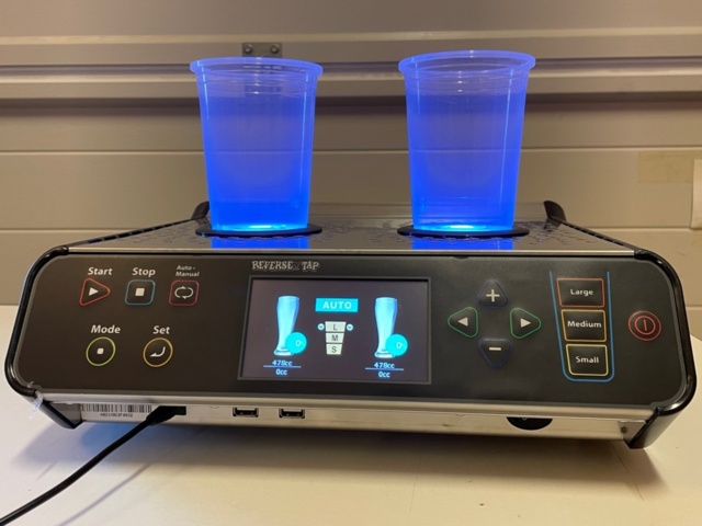 1422597-1 Ölmaskin Reverse Tap med tillhörande muggar