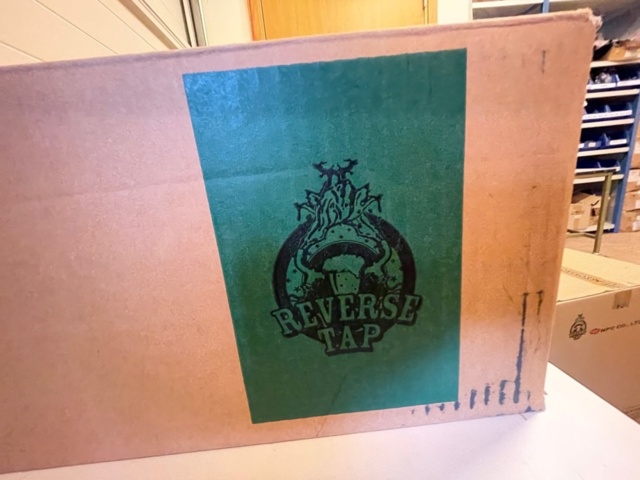 1422598-11 Ölmaskin Reverse Tap med tillhörande muggar