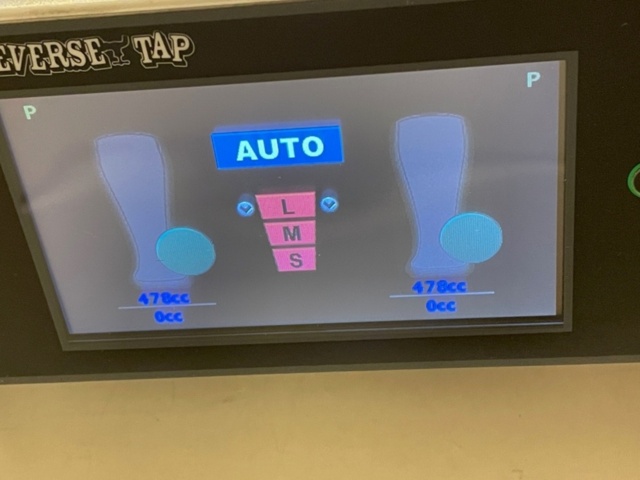 1422600-7 Ölmaskin Reverse Tap med tillhörande muggar