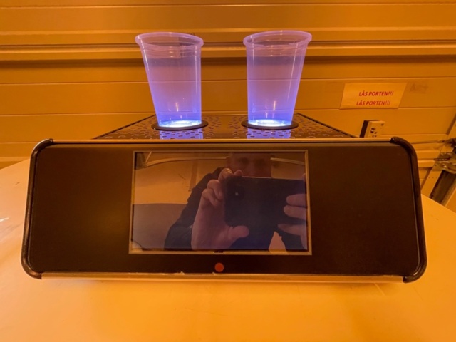 1422601-4 Ölmaskin Reverse Tap med tillhörande muggar