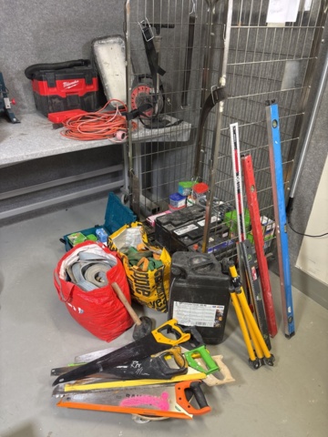 1420824-1 Samling med handverktyg, installationsmaterial m.m