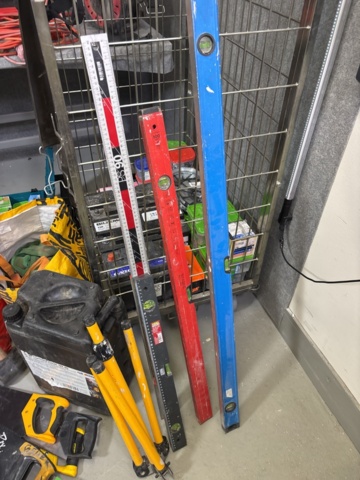 1420824-6 Samling med handverktyg, installationsmaterial m.m