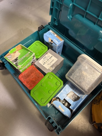 1420824-8 Samling med handverktyg, installationsmaterial m.m