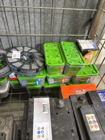 1420824-9 Samling med handverktyg, installationsmaterial m.m