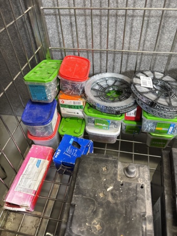 1420824-10 Samling med handverktyg, installationsmaterial m.m