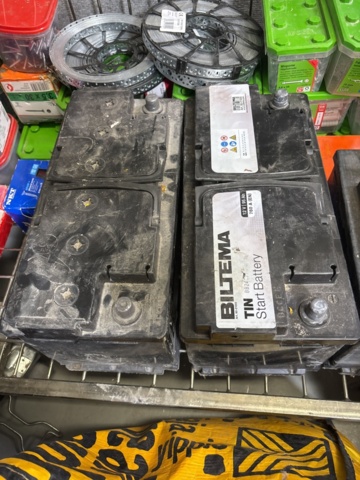 1420824-12 Samling med handverktyg, installationsmaterial m.m