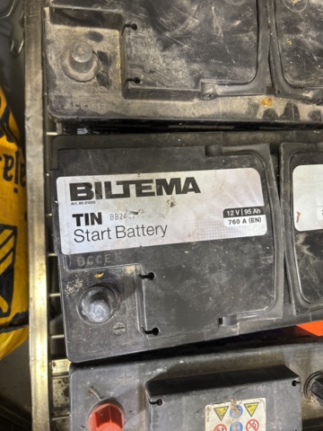 1420824-13 Samling med handverktyg, installationsmaterial m.m