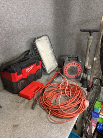 1420824-14 Samling med handverktyg, installationsmaterial m.m