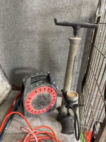 1420824-15 Samling med handverktyg, installationsmaterial m.m