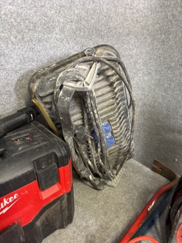 1420824-16 Samling med handverktyg, installationsmaterial m.m