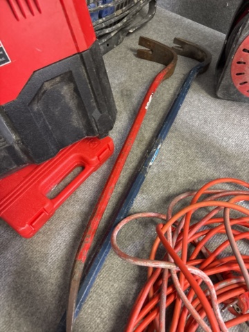 1420824-18 Samling med handverktyg, installationsmaterial m.m