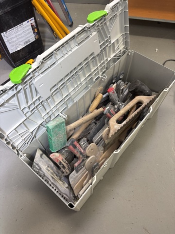 1420824-19 Samling med handverktyg, installationsmaterial m.m