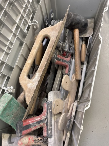 1420824-20 Samling med handverktyg, installationsmaterial m.m