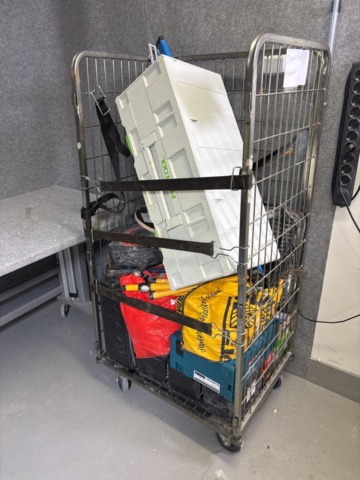 1420824-21 Samling med handverktyg, installationsmaterial m.m