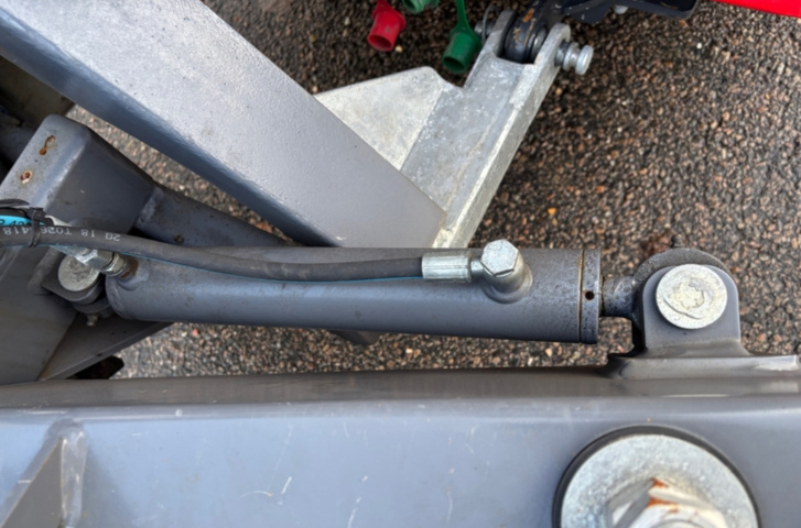 1422202-7 Redskapsbärare EL Nimos Posi-trac med vikplog och sandspridare