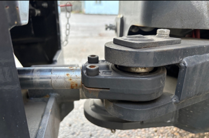 1422202-23 Redskapsbärare EL Nimos Posi-trac med vikplog och sandspridare