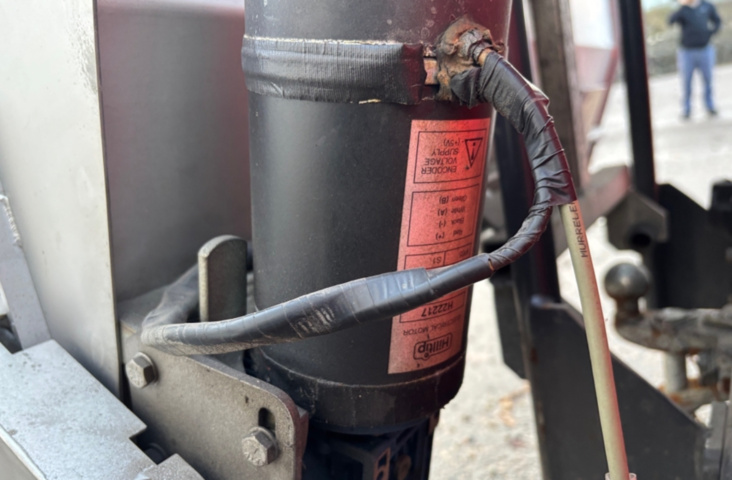 1422202-29 Redskapsbärare EL Nimos Posi-trac med vikplog och sandspridare