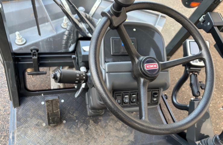 1422202-39 Redskapsbärare EL Nimos Posi-trac med vikplog och sandspridare