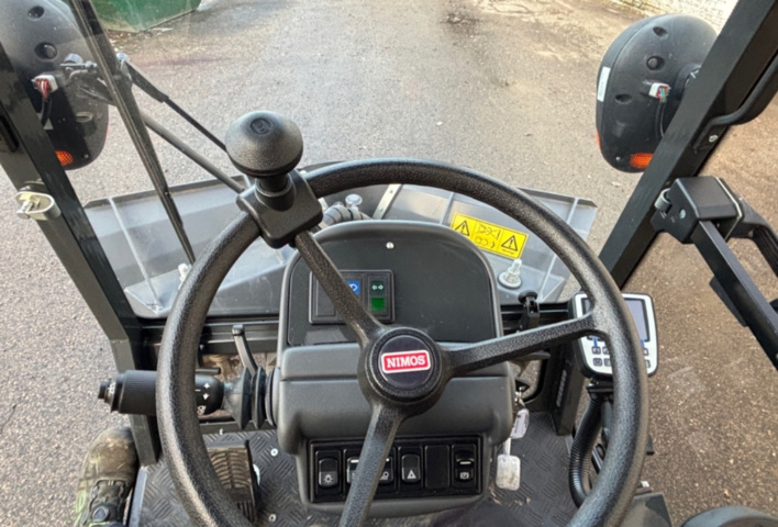 1422202-43 Redskapsbärare EL Nimos Posi-trac med vikplog och sandspridare