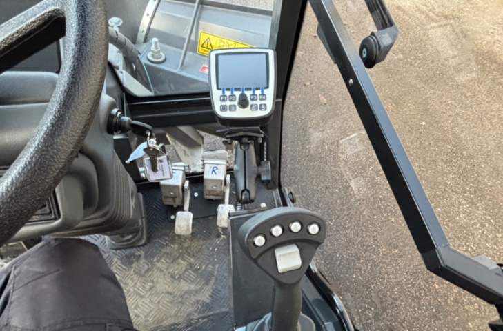 1422202-44 Redskapsbärare EL Nimos Posi-trac med vikplog och sandspridare