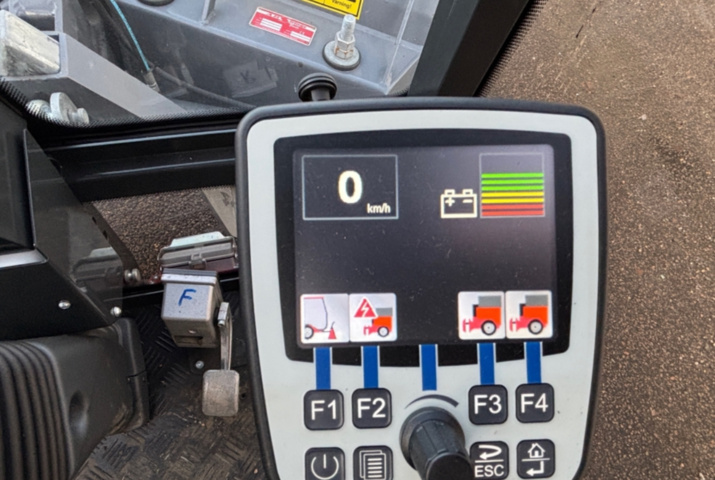 1422202-45 Redskapsbärare EL Nimos Posi-trac med vikplog och sandspridare