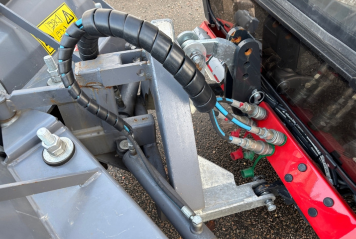 1422202-46 Redskapsbärare EL Nimos Posi-trac med vikplog och sandspridare