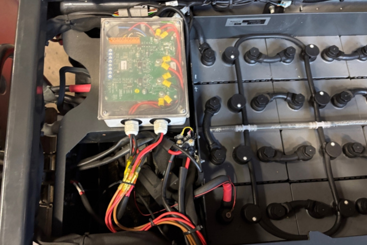 1422202-48 Redskapsbärare EL Nimos Posi-trac med vikplog och sandspridare