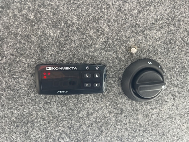 1422202-58 Redskapsbärare EL Nimos Posi-trac med vikplog och sandspridare