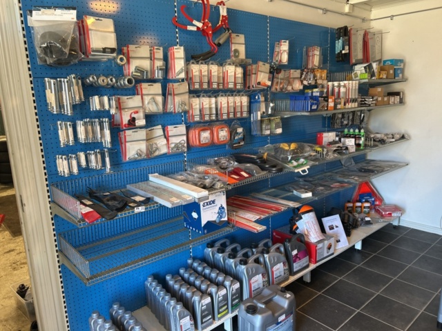 1383258-1 Butiksinredning med innehållet