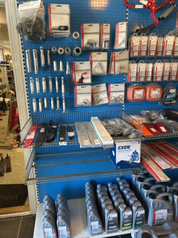 1383258-3 Butiksinredning med innehållet