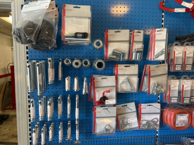 1383258-4 Butiksinredning med innehållet