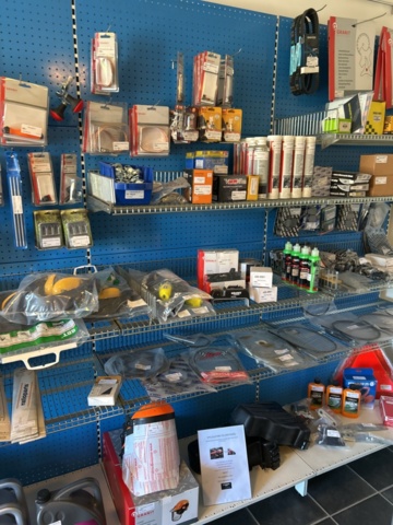 1383258-6 Butiksinredning med innehållet