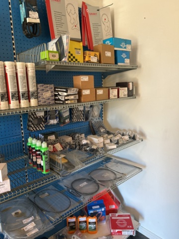 1383258-8 Butiksinredning med innehållet