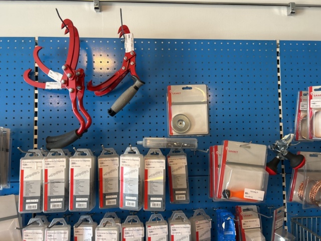 1383258-12 Butiksinredning med innehållet