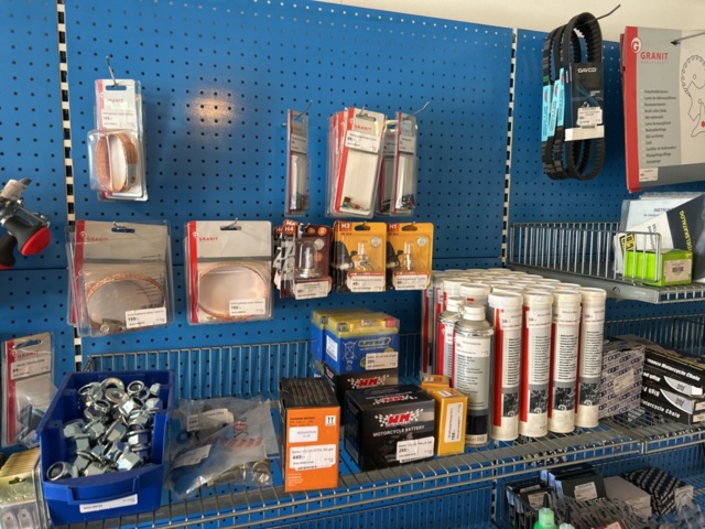 1383258-11 Butiksinredning med innehållet