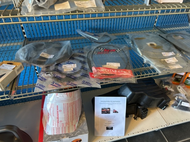 1383258-16 Butiksinredning med innehållet