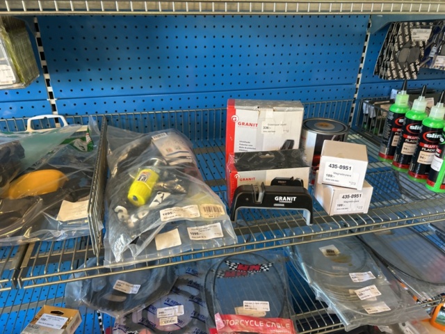 1383258-17 Butiksinredning med innehållet