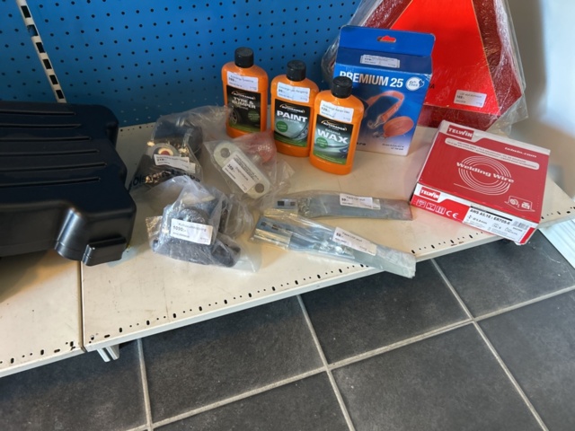 1383258-18 Butiksinredning med innehållet