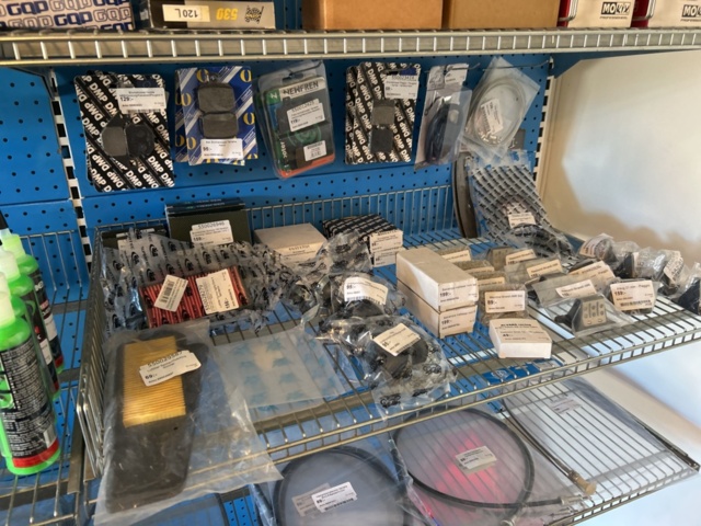 1383258-21 Butiksinredning med innehållet