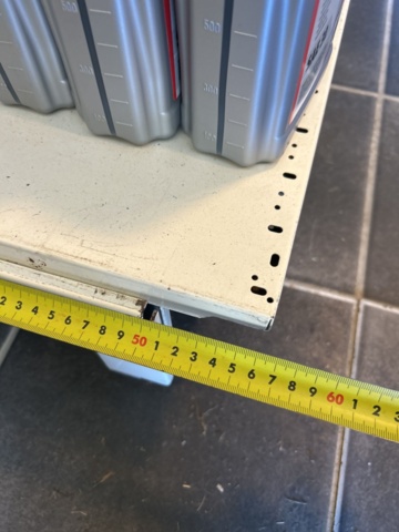 1383258-24 Butiksinredning med innehållet