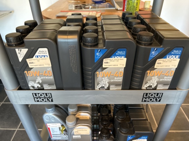 1383259-4 Butikställ med bilvårdsprodukter och tillbehör - LIQUI MOLY m.fl.