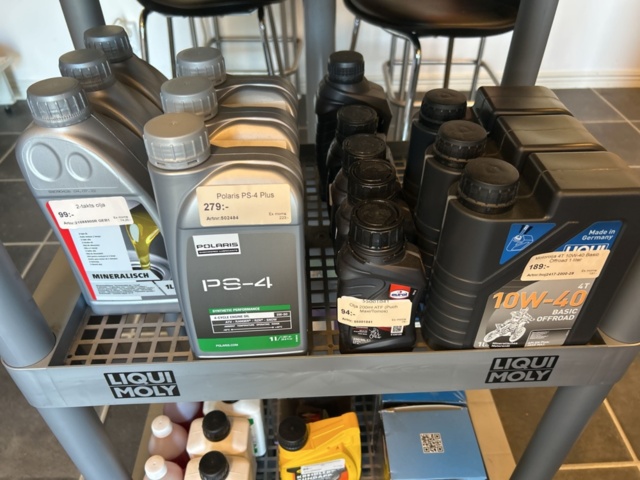 1383259-5 Butikställ med bilvårdsprodukter och tillbehör - LIQUI MOLY m.fl.