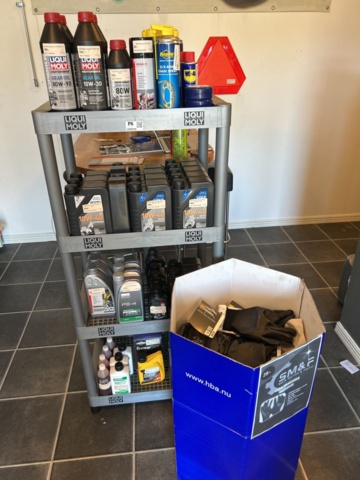 1383259-1 Butikställ med bilvårdsprodukter och tillbehör - LIQUI MOLY m.fl.