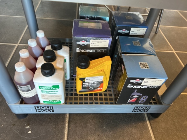 1383259-6 Butikställ med bilvårdsprodukter och tillbehör - LIQUI MOLY m.fl.