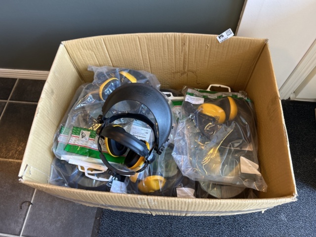 1383261-1 Plastvisir med hörselkåpor