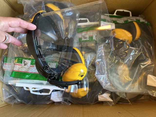 1383261-2 Plastvisir med hörselkåpor