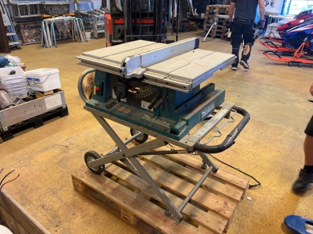 1421559-8 Bordsåg Makita 2704