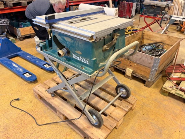 1421559-12 Bordsåg Makita 2704