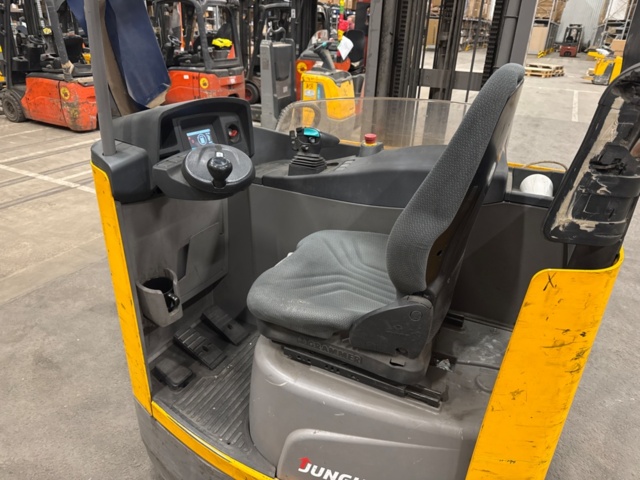 1425318-5 Reach truck Jungheinrich ETV 216