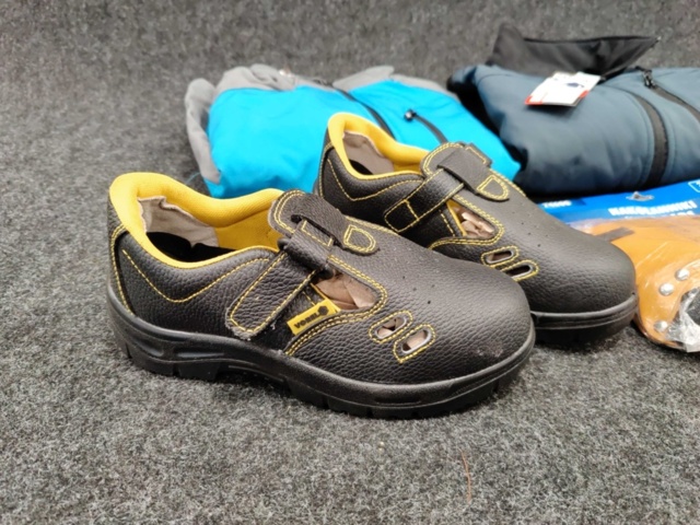 1299773-9 Softshell jackets size S, work shoes size 39 & knee pads